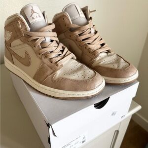 Jordan Air 1 Mid SE (Womens)